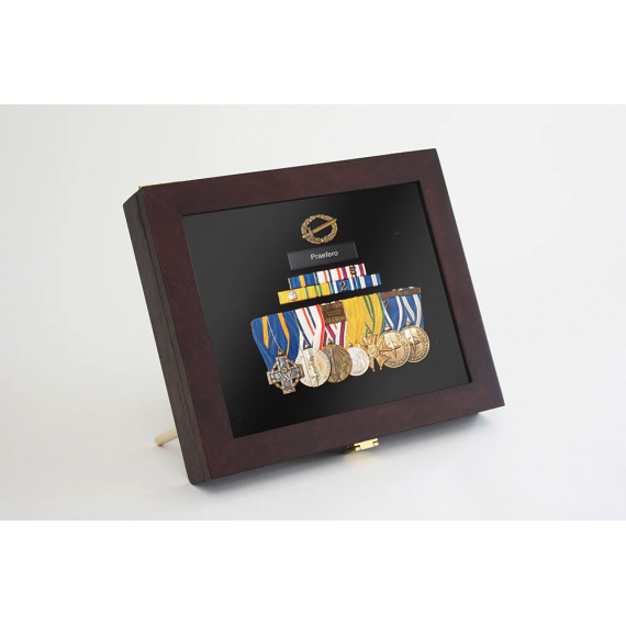 Medalje display - Mike - 31x26 cm - Brun